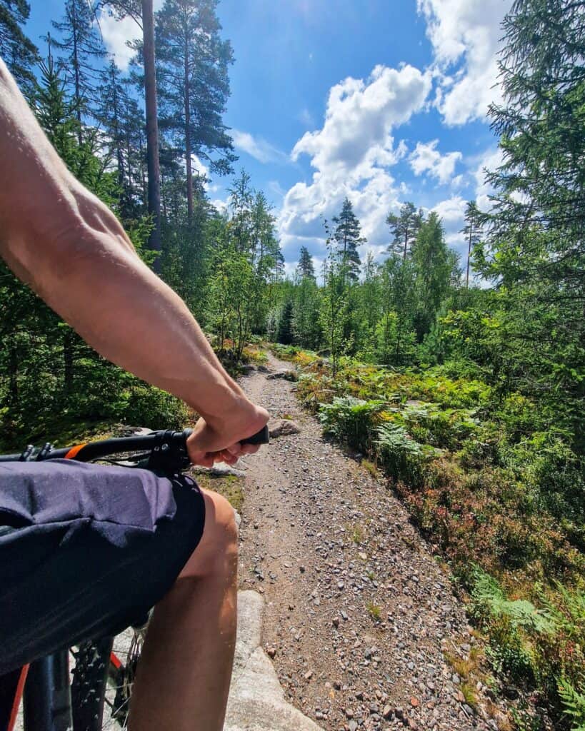 mies maastopyöräilemässä polkureiteillä